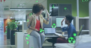 Çeşitli kadın iş arkadaşlarının tartışması ve masada beşlik çakması üzerinde daireler çizen ikon resmi. Dijital bileşik, çoklu maruz kalma, tehlikeli, geri dönüşüm, planlama, takım çalışması ve teknoloji.