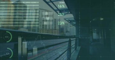 Tren istasyonundaki veri işleme ve diyagramlarının animasyonu. İş, teknoloji ve dijital arayüz kavramı dijital olarak oluşturuldu.