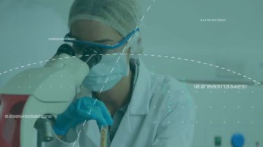 Laboratuvarda mikroskop kullanan beyaz kadın bilim adamı üzerinde veri işleme animasyonu. Bilim, teknoloji ve dijital arayüz kavramı dijital olarak oluşturulmuş video.