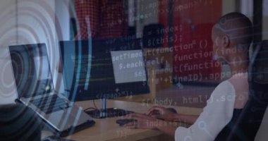 Bilgisayar kullanarak çift ırklı iş kadınının veri işleme ve taramasının animasyonu. İş, teknoloji ve dijital arayüz kavramı dijital olarak oluşturuldu.