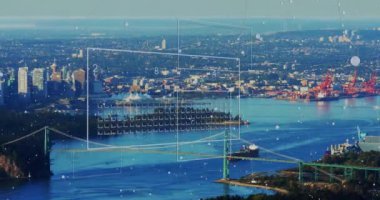 Şehir manzarası üzerinde veri işleme animasyonu. İş, teknoloji ve dijital arayüz kavramı dijital olarak oluşturuldu.