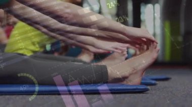 Spor salonunda egzersiz yapan beyaz insanların veri işleme ve diyagramlarının animasyonu. Spor, teknoloji ve dijital arayüz konsepti dijital olarak oluşturulmuş video.