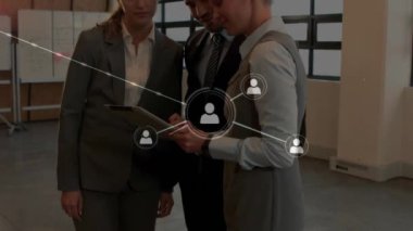 Ofiste konuşan farklı meslektaşların ikonlarıyla bağlantı ağının animasyonu. İş, teknoloji ve dijital arayüz kavramı dijital olarak oluşturuldu.