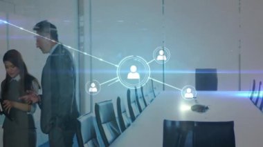 Ofiste konuşan farklı meslektaşların ikonlarıyla bağlantı ağının animasyonu. İş, teknoloji ve dijital arayüz kavramı dijital olarak oluşturuldu.