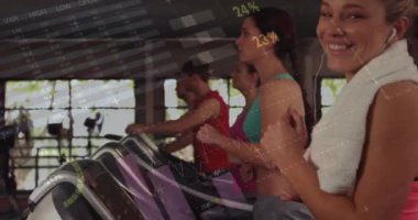 Spor salonunda egzersiz yapan beyaz insanların veri işleme ve diyagramlarının animasyonu. Spor, teknoloji ve dijital arayüz konsepti dijital olarak oluşturulmuş video.