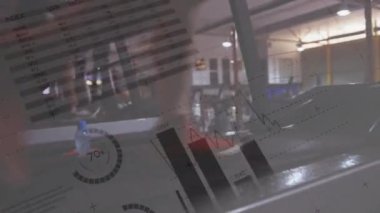 Spor salonunda egzersiz yapan sporcuların veri işleme ve diyagramlarının animasyonu. Spor, teknoloji ve dijital arayüz konsepti dijital olarak oluşturulmuş video.