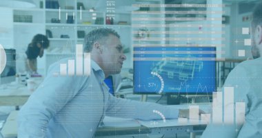 Ofisteki çeşitli iş adamlarıyla ilgili finansal veri işleme resmi. Küresel finans, iş, bağlantılar, hesaplama ve veri işleme kavramı dijital olarak oluşturuldu.