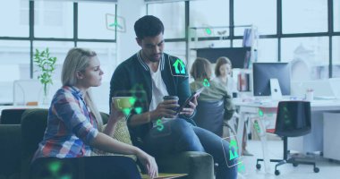 Farklı meslekdaşlar üzerinde tablet kullanan ve ofiste çalışmayı tartışan ekoloji simgeleri. Küresel iş, ekoloji, finans ve dijital arayüz kavramı dijital olarak oluşturulmuş görüntü.