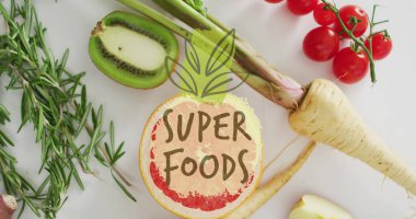 Süper yiyecekler beyaz arka planda taze meyve ve sebzeler üzerinden görüntüyü mesajlaştırıyor. Sağlıklı, beslenme, organik, taze ürün, vitamin, diyet