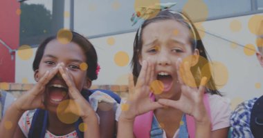 Portakal halkaları, çeşitli okul çocuklarının bağırışları karşısında. Eğitim, çocukluk, dijital arayüz ve dijital olarak oluşturulmuş sosyal medya konsepti.