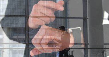 Kafkasyalı bir iş adamının saati olan beyaz bir adama karşı akıllı telefon kullanması. küresel iş, finans, bağlantılar ve dijital arayüz konsepti dijital olarak oluşturulmuş görüntü.