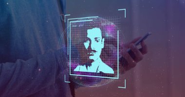 Akıllı telefon kullanan beyaz bir adamın elleri üzerinde kullanıcı fotoğrafı. Ağ, veri işleme, iletişim, sosyal medya ve teknoloji konsepti dijital olarak oluşturuldu.