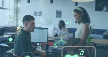 Farklı meslekdaşların ofiste iş görüşmesi üzerine ekoloji simgeleri. Küresel iş, ekoloji, finans ve dijital arayüz kavramı dijital olarak oluşturulmuş görüntü.