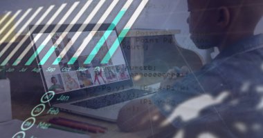 Grafikler, dünya ve veriler, Afrikalı Amerikalı bir çocuğun dizüstü bilgisayarında online dersleri olduğunu gösteriyor. Evde eğitim, çevrimiçi eğitim ve teknoloji konsepti dijital olarak oluşturulmuş imaj.