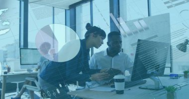 Ofisteki çeşitli iş adamlarıyla ilgili finansal veri işleme resmi. Küresel finans, iş, bağlantılar, hesaplama ve veri işleme kavramı dijital olarak oluşturuldu.