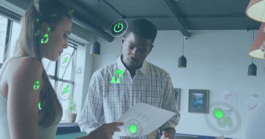 Ofisteki çeşitli iş adamları üzerinde ekolojik ikonlar. Küresel finans, iş, bağlantılar, hesaplama ve veri işleme kavramı dijital olarak oluşturuldu.