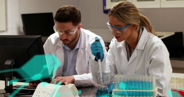 Beyaz kadın ve erkek laboratuvar çalışanları üzerinde formüller ve veri işleme imgesi. tıp, sağlık ve teknoloji kavramı dijital olarak üretilen görüntü.