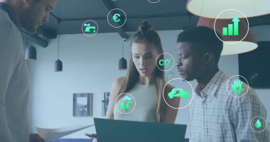 Dizüstü bilgisayar kullanan ve ofiste iş tartışan farklı meslektaşların ekoloji simgeleri. Küresel iş, ekoloji, finans ve dijital arayüz kavramı dijital olarak oluşturulmuş görüntü.