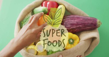 Üzerinde Süper Yiyecekler resmi olan çuval dolusu sebzeleri tutan eller. Beslenme, sağlık, organik, taze, üretim, diyet