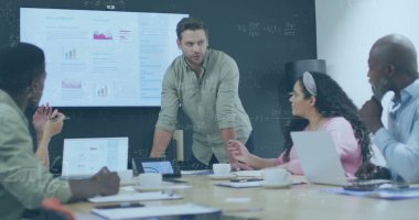 Ofisteki çeşitli iş adamlarıyla ilgili finansal veri işleme resmi. Küresel finans, iş, bağlantılar, hesaplama ve veri işleme kavramı dijital olarak oluşturuldu.