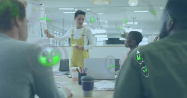 Farklı meslekdaşların ofiste toplanması üzerine ekoloji simgeleri. Küresel iş, ekoloji, finans ve dijital arayüz kavramı dijital olarak oluşturulmuş görüntü.