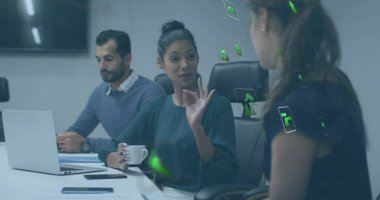 Farklı meslekdaşların ofiste toplanması üzerine ekoloji simgeleri. Küresel iş, ekoloji, finans ve dijital arayüz kavramı dijital olarak oluşturulmuş görüntü.