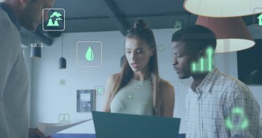 Dizüstü bilgisayar kullanan ve ofiste iş tartışan farklı meslektaşların ekoloji simgeleri. Küresel iş, ekoloji, finans ve dijital arayüz kavramı dijital olarak oluşturulmuş görüntü.