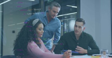 Ofisteki çeşitli iş adamlarıyla ilgili finansal veri işleme resmi. Küresel finans, iş, bağlantılar, hesaplama ve veri işleme kavramı dijital olarak oluşturuldu.