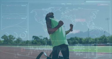 Yeşil tişörtlü, siyah şortlu, melez bir liseli. Koyu tenli, siyah saçlı ve gelecekteki holografik görüntülerle etkileşimde.