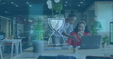 Muhtelif iş adamlarının ofiste toplanması üzerine kum saati simgesi. Küresel iş, finans ve dijital arayüz kavramı dijital olarak oluşturulmuş görüntü.