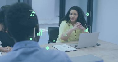 Ofisteki çeşitli iş adamları üzerinde ekolojik ikonlar. Küresel finans, iş, bağlantılar, hesaplama ve veri işleme kavramı dijital olarak oluşturuldu.