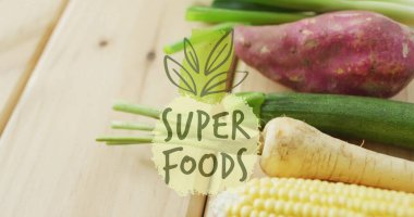 Süper yiyecekler, ahşap yüzeydeki taze sebzeler üzerinden resim gönderiyorlar. Sağlık, beslenme, organik, bahçe, vitamin, antioksidan