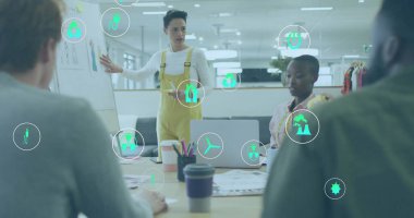 Farklı meslekdaşların ofiste toplanması üzerine ekoloji simgeleri. Küresel iş, ekoloji, finans ve dijital arayüz kavramı dijital olarak oluşturulmuş görüntü.