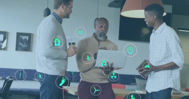 Dizüstü bilgisayar kullanan ve ofiste iş tartışan farklı meslektaşların ekoloji simgeleri. Küresel iş, ekoloji, finans ve dijital arayüz kavramı dijital olarak oluşturulmuş görüntü.