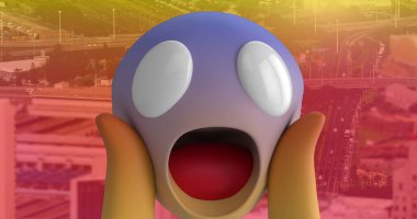 Arka planda şehir manzarasına karşı birden fazla değişen yüz emojisinin dijital bileşimi. Sosyal medya ağı ve teknoloji kavramı