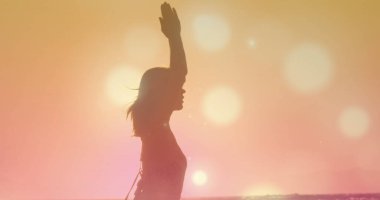 Kafkasyalı bir kadının yoga yaparken üzerinde süzülen şeytani şekiller. Egzersiz germe konsepti dijital bileşimi üzerinde çalışıyoruz