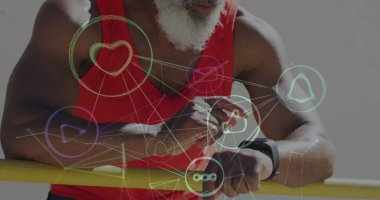 Sahilde akıllı adam kullanan kıdemli Afro-Amerikan bir adam üzerindeki bağlantı ağı görüntüsü. sağlıklı, aktif yaşam tarzı, bağlantılar ve dijital arayüz konsepti dijital olarak oluşturulmuş görüntü.