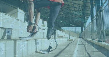 Protez bacağı olan ve ayakkabı bağcıklarını merdivenlere bağlayan Afro-Amerikan erkek sporcunun veri işleme süreci. Spor teknolojisi kavramı