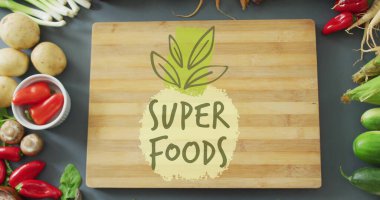 Super Foods, taze sebzelerle çevrili ahşap kesim tahtasının üzerinden görüntü alıyor. Sağlıklı, organik, beslenme, diyet, taze üretim, vitamin konsepti