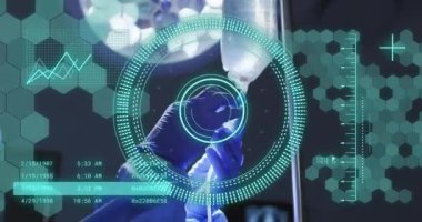 Muhtelif cerrahların ameliyat odalarında tarama ve veri işleme animasyonları. Küresel tıp, sağlık, bilgisayar ve dijital arayüz kavramı, dijital olarak oluşturulmuş video.