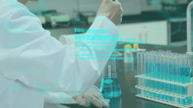 Deney yapan beyaz erkek bilim adamının veri işleme animasyonu. Teknoloji, bilim ve dijital arayüz kavramı, dijital olarak üretilen video.