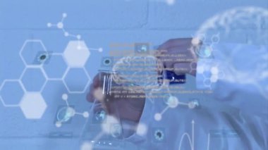 Kimyasal formülün üzerinde deney kabıyla veri işleme ve beyaz bilim adamının animasyonu. Teknoloji, iş ve dijital arayüz kavramı, dijital olarak üretilen video.