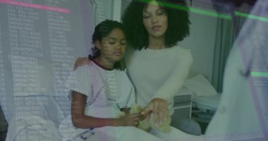 Anne ve kızıyla hastanede konuşan melez bir doktorun veri işleme animasyonu. Tıp ve dijital arayüz kavramı, dijital olarak oluşturulmuş video.