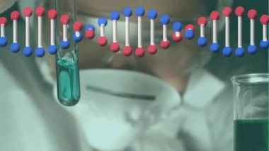 Kafkasyalı kadın bilim adamının üzerinde DNA iplikçiklerinin test tüpü tutuşu. Teknoloji, bilim ve dijital arayüz kavramı, dijital olarak üretilen video.