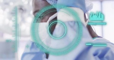 Afrika kökenli Amerikalı cerrahın ameliyat odasındaki tarama ve veri işleme çalışmalarının animasyonu. Küresel tıp, sağlık, bilgisayar ve dijital arayüz kavramı, dijital olarak oluşturulmuş video.