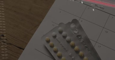 İlaç yerine veri işleme ve takvimin animasyonu. Teknoloji, tıp ve dijital arayüz kavramı, dijital olarak üretilen video.