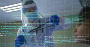 Veri işleme ve şekillerin animasyonu beyaz kadın cerrah ve hasta ameliyathanesinde. Teknoloji, tıp ve dijital arayüz kavramı, dijital olarak üretilen video.