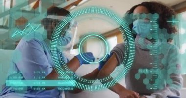 Afro-Amerikan kadın doktor ve hasta üzerinde yapılan taramaların animasyonu. Küresel tıp, sağlık, bilgisayar ve dijital arayüz kavramı, dijital olarak oluşturulmuş video.