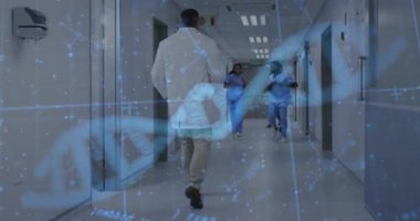 Hastanedeki çeşitli cerrahların üzerinde veri işleme ve DNA iplikçikleri var. Tıp ve dijital arayüz kavramı, dijital olarak oluşturulmuş video.
