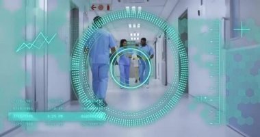 Hastanedeki çeşitli doktorların tarama ve veri işleme çalışmalarının animasyonu. Küresel tıp, sağlık, bilgisayar ve dijital arayüz kavramı, dijital olarak oluşturulmuş video.